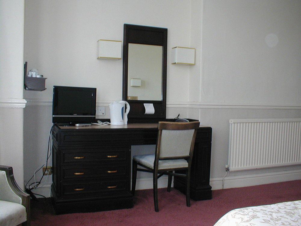 Glen Usk Hotel Llandrindod Wells Bagian luar foto