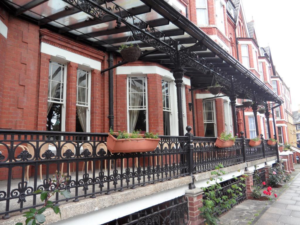 Glen Usk Hotel Llandrindod Wells Bagian luar foto
